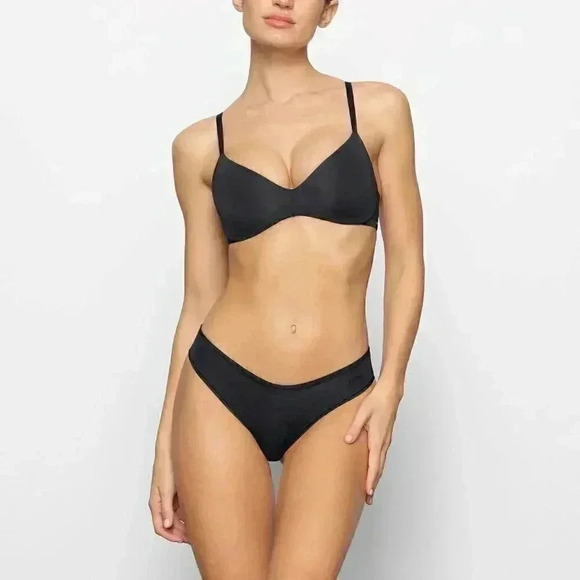 Skims Wireless Form Push-Up Plunge Bra - Picture 1 of 6